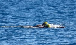 Kar manzarası eşliğinde denize girdiler