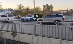 Motosiklet köprü üzerinde devrildi