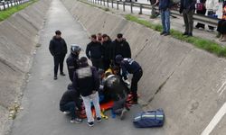 Otomobilin çarpmasıyla kanala uçtu