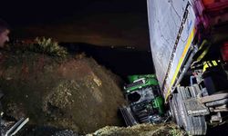 Manavgat'ta tır şarampole devrildi