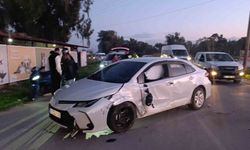 Otomobil aydınlatma direğine daldı