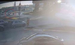 Otomobille çarpışan motosikletli yola savruldu