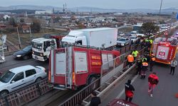 itfaiye aracı köprü arasında sıkıştı: 3 personel yaralı