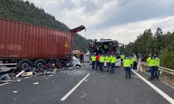 Yolcu otobüsü tıra çarptı: 7 ölü, çok sayıda yaralı