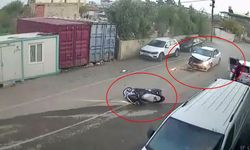 Otomobille çarpışan motosiklet sürücüsünün havada taklalar attığı anlar kamerada