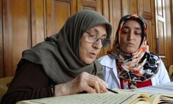 75 yaşındaki Fatma teyzenin Kur’an-ı Kerim öğrenme azmi