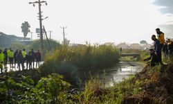 Eşinin cenazesinin çıkarılmasını gözyaşlarıyla izledi