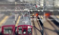 Japonya’da otomobil ile yolcu treni çarpıştı