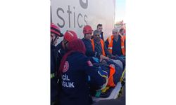 Sürücüleri flamayla uyarırken çarpan TIR'ın altında yaşamını yitirdi