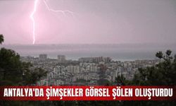 Antalya'da şimşekler görsel şölen oluşturdu