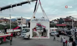 Sıra dışı düğün: Gelin ve damat cam vitrinde