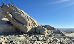 Suriye’de halkın yıktığı Hafız Esad’ın dev heykelinden geriye enkazı kaldı