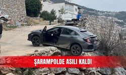 Şarampolde asılı kaldı