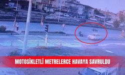 Motosikletli metrelerce havaya savruldu