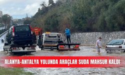 Alanya-Antalya yolunda araçlar suda mahsur kaldı