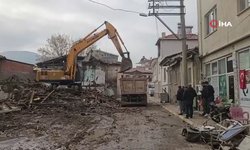 Sındırgı’da depremin izleri siliniyor