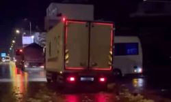 Serik'te 2 kamyon ve servis otobüsü çarpıştı