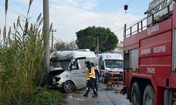 Serik'te cenazeye giden minibüs kaza yaptı