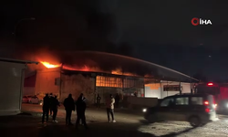 Hatay'da korkutan yangın! 4 işyeri alevleer teslim oldu