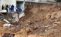 Yağışlara dayanamayan istinat duvarı çöktü