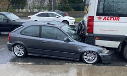 Kontrolden çıkan otomobil servis aracının altına girdi: 1 yaralı