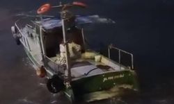 Dalgalarla savrulan balıkçı teknesinin kurtarılma anları ortaya çıktı