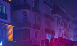 Cinnet getiren şahıs, evinin eşyalarını sokağa fırlattı