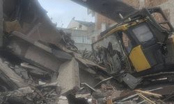 Yıkım sırasında beton parçaları iş makinesinin üzerine düştü: Operatör yaralandı