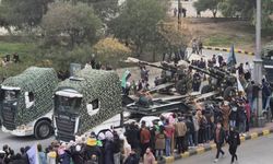 Suriye’de Esad’ın devrilmesinin yıl dönümünde yeni ordudan askeri geçit töreni