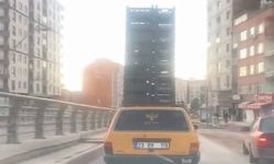 Otomobilin tavanında sebze kasaları taşıdı, trafiği tehlikeye attı