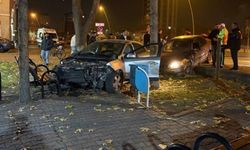 Kaza yapan otomobiller cami bahçesine girdi