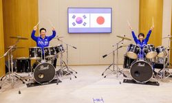 Japonya ve Güney Kore liderlerinden K-pop şarkıları eşliğinde bateri şov