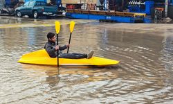 Her yağmurda göle dönen sokakta kano kullanmayı öğrendi