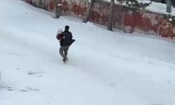 Vefa dolu görüntü: Hasta annesini kucağında taşıdı