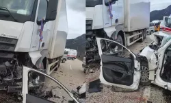 Otomobil, park halindeki TIR'a çarptı: 2 ölü, 1 yaralı