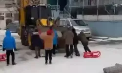 İş makinesinin önünü kestiler... Çocuklar, kaydıkları alanın temizlenmemesini istedi