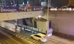 Beton blok taşıyan TIR, alt geçitte sıkıştı