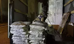 Ev eşyası yüklü kamyonette 40 kg esrar ele geçirildi