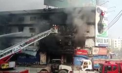 Pakistan'da alışveriş merkezinde yangın: 1'i itfaiye eri 6 ölü