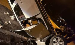 Alanya'da otomobil bariyere çarpıp takla attı