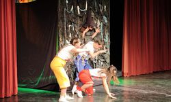 Yılın ilk çocuk oyununu sahneledi