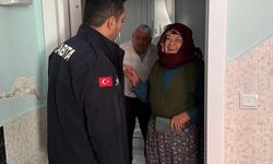 Yaşlı kadının pazarda kaybettiği cüzdanı bulup evinde teslim ettiler