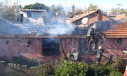 Muratpaşa'da gecekondu yangını: Gözyaşları içinde izledi