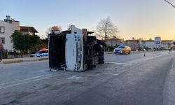 Serik'te midibüs ve otomobil çarpıştı