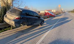 Serik'te kaza yapan otomobil bariyerde kaldı