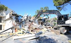 Kemer’de kaçak yapıların yıkımı sürüyor