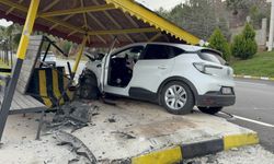 Antalya'da otomobil jandarma bekleme noktasına çarptı: 4 yaralı