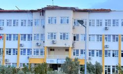Kaş'ta fırtına bir okulun çatısına zarar verdi