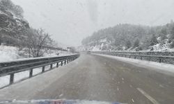 Afyonkarahisar'ın yüksek kesimlerinde kar yağışı etkili oldu