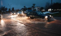 Kemer'de sağanak yağış etkili oldu